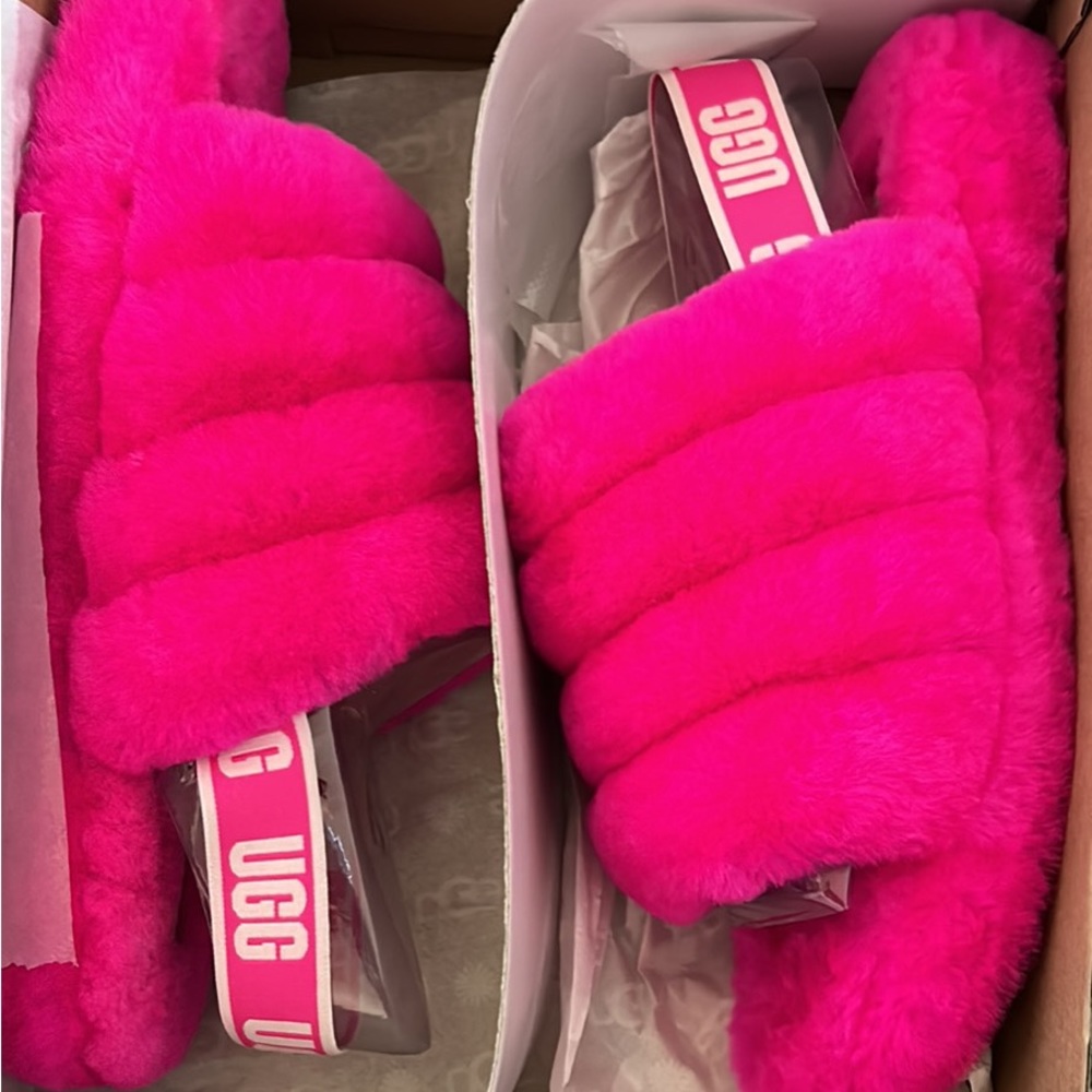 Brand new pink ugg slippers size 6